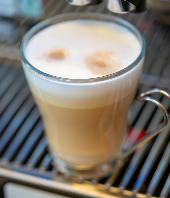 カプチーノ Cappucino イタリア製マシン ラチンバリで淹れる 本格エスプレッソ 道内焙煎、 深煎りコロンビア豆